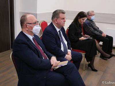 Wicemarszałek Stanisław Tomczyszyn (na pierwszym planie) oraz poseł Bogusław Wontor na Lubuskim Forum Innowacyjności w Lubniewicach.   