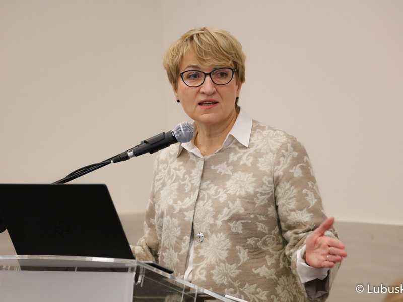 Marszałek Elżbieta Anna Polak przemawia podczas Lubuskiego Forum Innowacyjności w Lubniewicach.