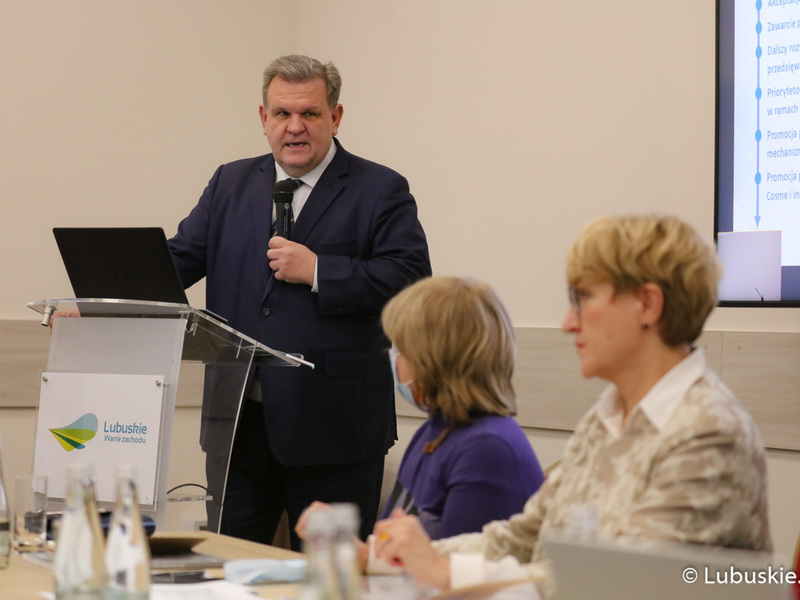 Poseł Bogusław Wontor przemawia podczas Lubuskiego Forum Innowacyjności w Lubniewicach.