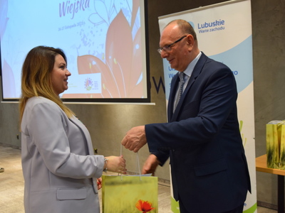 Wręczenie publikacji dotyczącej KGW 