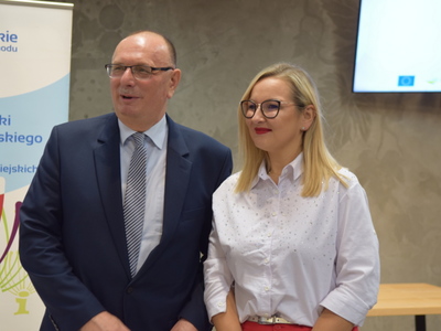 Wręczenie publikacji dotyczącej KGW 