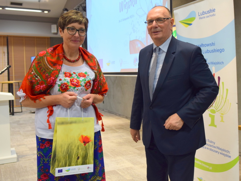 Wręczenie publikacji dotyczącej KGW