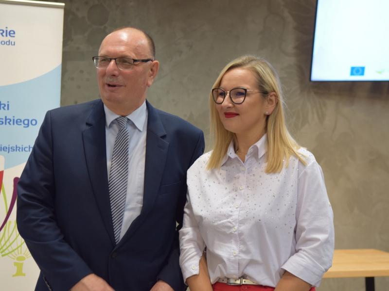 Wręczenie publikacji dotyczącej KGW