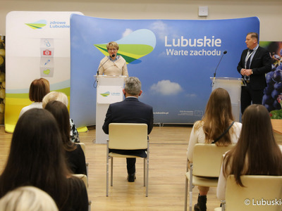 Elżbieta Anna Polak - Marszałek Województwa Lubuskiego przemawia do studentów I roku studiów stacjonarnych wyższych uczelni z terenu województwa lubuskiego na rok akademicki 2021/2022, którzy otrzymali stypendia motywujące