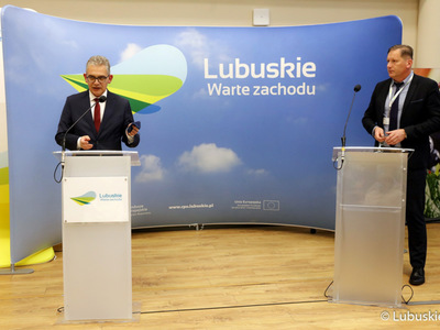 Prof. dr hab. Wojciech Strzyżewski – Rektor Uniwersytetu Zielonogórskiego przemawia do studentów I roku studiów stacjonarnych wyższych uczelni z terenu województwa lubuskiego na rok akademicki 2021/2022, którzy otrzymali stypendia motywujące