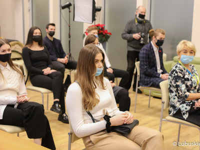 Studenci I roku studiów stacjonarnych wyższych uczelni z terenu województwa lubuskiego na rok akademicki 2021/2022, którzy otrzymali stypendia motywujące