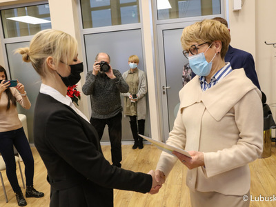 Marszałek Elżbieta Anna Polak wręcza studentce stypendium motywujące