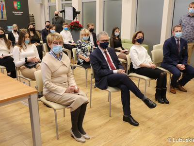 W uroczystości udział wzięli (w pierwszym rzędzie od lewej): Elżbieta Anna Polak - Marszałek Województwa Lubuskiego, prof. dr hab. Wojciech Strzyżewski – Rektor Uniwersytetu Zielonogórskiego oraz  dr hab. Barbara Literska, prof. UZ – Prorektor ds. Studenckich oraz Łukasz Porycki – Wicemarszałek Województwa Lubuskiego.