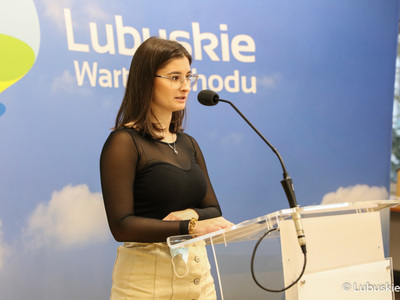 Przy mównicy studentka, która otrzymała stypendium motywujące