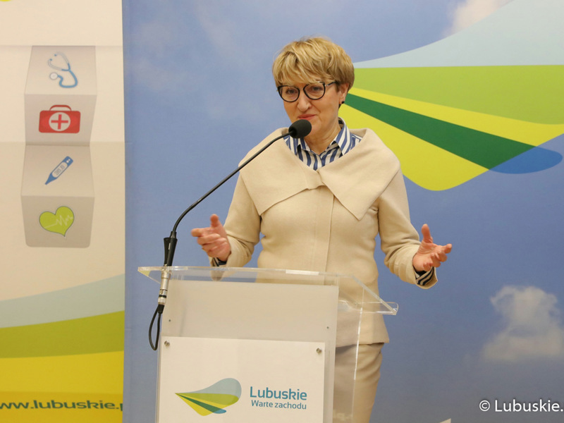 Elżbieta Anna Polak - Marszałek Województwa Lubuskiego przemawia do studentów I roku studiów stacjonarnych wyższych uczelni z terenu województwa lubuskiego na rok akademicki 2021/2022, którzy otrzymali stypendia motywujące