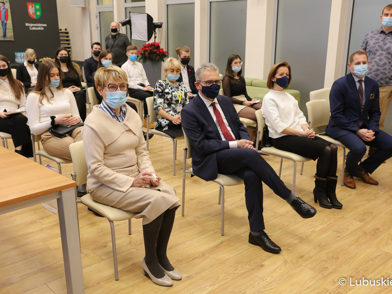 W uroczystości udział wzięli (w pierwszym rzędzie od lewej): Elżbieta Anna Polak - Marszałek Województwa Lubuskiego, prof. dr hab. Wojciech Strzyżewski – Rektor Uniwersytetu Zielonogórskiego oraz  dr hab. Barbara Literska, prof. UZ – Prorektor ds. Studenckich oraz Łukasz Porycki – Wicemarszałek Województwa Lubuskiego.