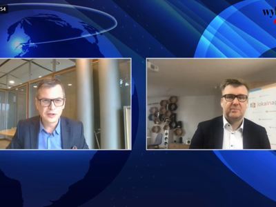 Moderator debaty - zastępca redaktora naczelnego Gazety Wyborczej, Mikołaj Chrzan (z lewej) oraz Łukasz Pawłowski z Ogólnopolskiej Grupy Badawczej (z prawej) 