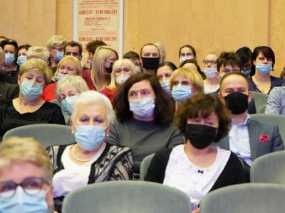 Najpiękniejsze kolędy w wykonaniu sopranistki, chóru i orkiestry zabrzmiały w piątek, 17 grudnia 2021 roku w Filharmonii Zielonogórskiej. 