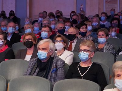Najpiękniejsze kolędy w wykonaniu sopranistki, chóru i orkiestry zabrzmiały w piątek, 17 grudnia 2021 roku w Filharmonii Zielonogórskiej. 