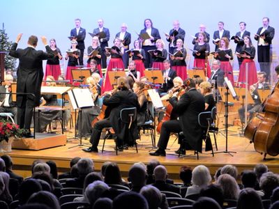 Kolędami oczarowali: Chór i soliści Cappella Gedanensis, sopranistka Agnieszka Tomaszewska oraz Orkiestra Symfoniczna Filharmonii Zielonogórskiej pod dyrekcją dyrektora FZ Rafała Kłoczko. 