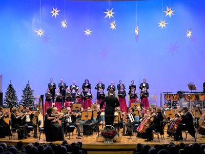 Kolędami oczarowali: Chór i soliści Cappella Gedanensis, sopranistka Agnieszka Tomaszewska oraz Orkiestra Symfoniczna Filharmonii Zielonogórskiej pod dyrekcją dyrektora FZ Rafała Kłoczko. 