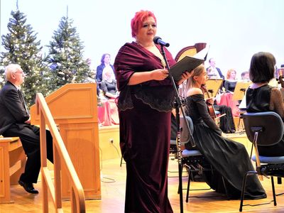 Przepiękny świąteczny klimat przywołały kolędy m.in. „Anioł pasterzom mówił”, „Cicha noc”, „Bóg się rodzi”, „Lulajże Jezuniu”, „Bóg się rodzi” w nowoczesnej – jak podkreślała prowadząca Koncert Kolęd Regina Gowarzewska – aranżacji, której dokonał dyrektor Filharmonii Zielonogórskiej Rafał Kłoczko. 