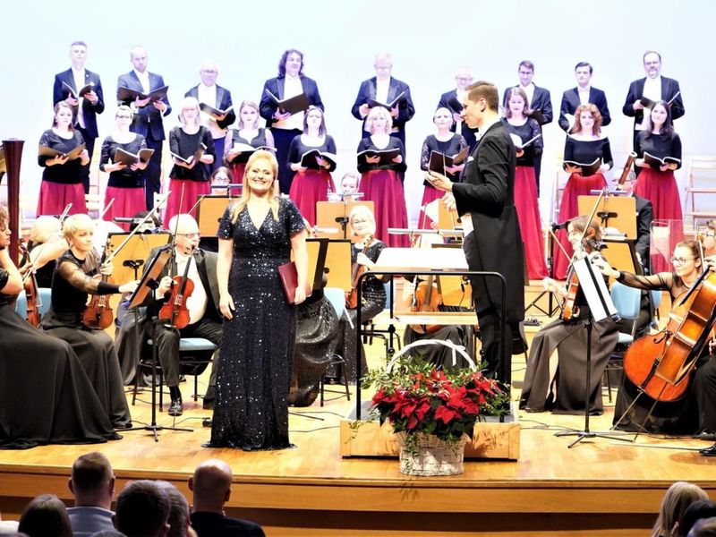 Kolędami oczarowali: Chór i soliści Cappella Gedanensis, sopranistka Agnieszka Tomaszewska oraz Orkiestra Symfoniczna Filharmonii Zielonogórskiej pod dyrekcją dyrektora FZ Rafała Kłoczko.