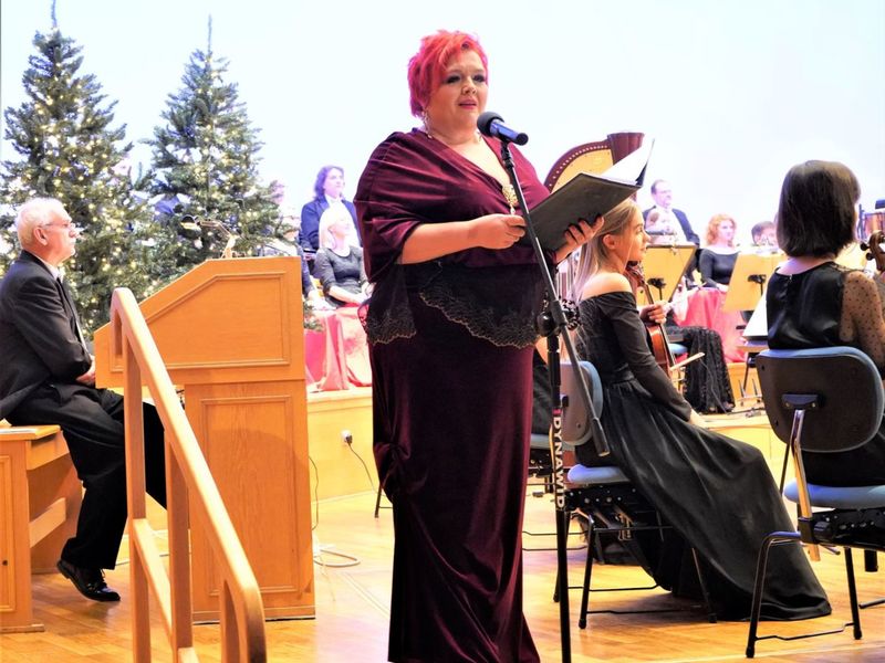 Przepiękny świąteczny klimat przywołały kolędy m.in. „Anioł pasterzom mówił”, „Cicha noc”, „Bóg się rodzi”, „Lulajże Jezuniu”, „Bóg się rodzi” w nowoczesnej – jak podkreślała prowadząca Koncert Kolęd Regina Gowarzewska – aranżacji, której dokonał dyrektor Filharmonii Zielonogórskiej Rafał Kłoczko.