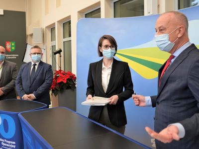 Ekoenergetyka – Polska S.A. – reprezentowana przez prezes zarządu Dagmarę Dudę – otrzymała na projekt „Budowa nowego laboratorium i uruchomienie centrum certyfikacyjnego systemów ładowania w zakresie IT” dofinansowanie w kwocie 4 500 000 zł. Umowy z przedsiębiorstwem podpisał Członek Zarządu Województwa Lubuskiego Marcin Jabłoński. 