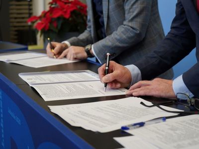 W sumie 21 grudnia 2021 roku podpisano 6 umów w ramach Działania 1.1 Badania i innowacje, Działania 1.2 Rozwój przedsiębiorczości oraz Poddziałania 1.5.1 Rozwój sektora MŚP – wsparcie dotacyjne.