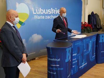 Członek Zarządu Województwa Lubuskiego Marcin Jabłoński i Dyrektor Departamentu Programów Regionalnych Marek Kamiński 