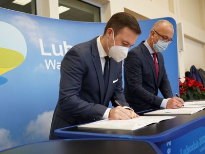 M.B.B. Logistics Sp. z o. o., której prezesem zarządu jest Gao Song, a podczas wtorkowej uroczystości reprezentowana była przez prokurenta Wojciecha Łukasiewicza – otrzymała na projekt „Wdrożenie wyników prac B+R w postaci innowacyjnych modeli realizacji zleceń oraz technologii w celu zwiększenia wydajności, szybkości realizacji i redukcji wykorzystywanych zasobów, a także aktywizacji sprzedaży” dofinansowanie w kwocie 3 438 139,95 zł. 