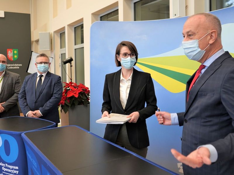 Ekoenergetyka – Polska S.A. – reprezentowana przez prezes zarządu Dagmarę Dudę – otrzymała na projekt „Budowa nowego laboratorium i uruchomienie centrum certyfikacyjnego systemów ładowania w zakresie IT” dofinansowanie w kwocie 4 500 000 zł. Umowy z przedsiębiorstwem podpisał Członek Zarządu Województwa Lubuskiego Marcin Jabłoński.