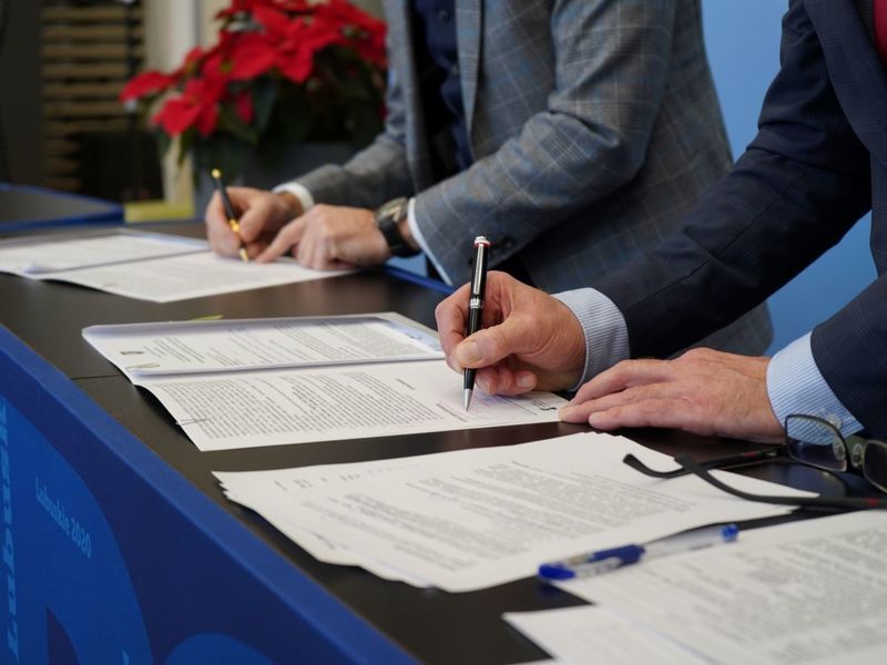 W sumie 21 grudnia 2021 roku podpisano 6 umów w ramach Działania 1.1 Badania i innowacje, Działania 1.2 Rozwój przedsiębiorczości oraz Poddziałania 1.5.1 Rozwój sektora MŚP – wsparcie dotacyjne.