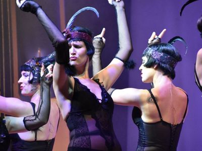 „Słodkie lata 20.-30…” w Lubuskim Teatrze w piątek, 31 grudnia 2021 r. o godz. 19.00. Czas trwania spektaklu: 90 minut. Ostatnie bilety (120 zł) w kasie teatru i na abilet.pl 