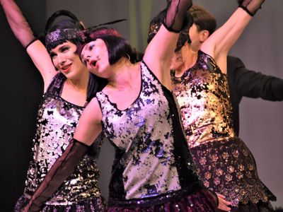 „Słodkie lata 20.-30…” w Lubuskim Teatrze w piątek, 31 grudnia 2021 r. o godz. 19.00. Czas trwania spektaklu: 90 minut. Ostatnie bilety (120 zł) w kasie teatru i na abilet.pl 