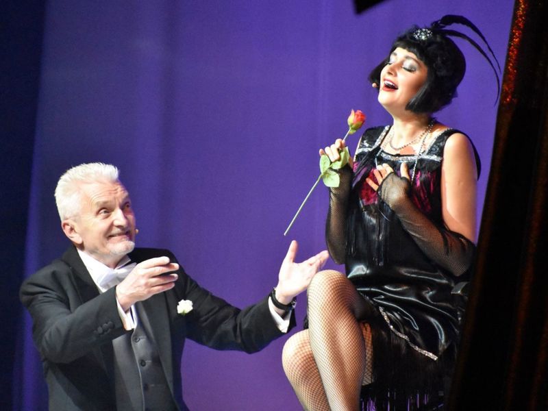 W sylwestrowy piątek Lubuski Teatr zaprasza na wystrzałowe musicalowe widowisko „Słodkie lata 20.-30…” Jana Szurmieja