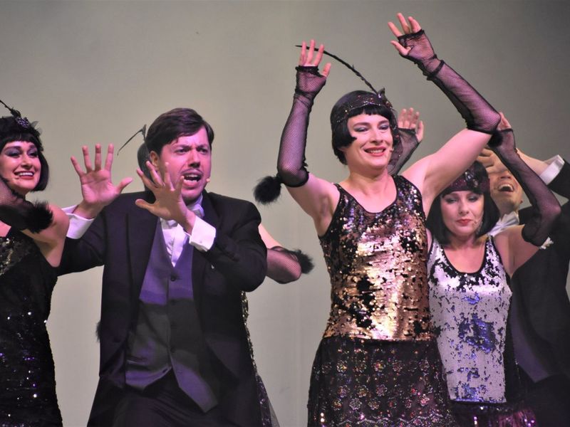 W sylwestrowy piątek Lubuski Teatr zaprasza na wystrzałowe musicalowe widowisko „Słodkie lata 20.-30…” Jana Szurmieja