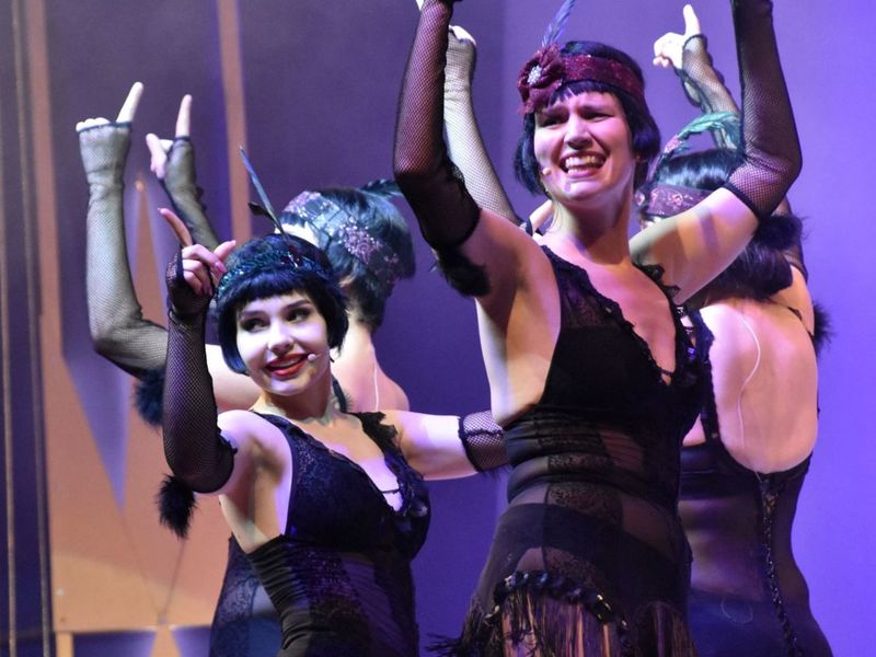 W sylwestrowy piątek Lubuski Teatr zaprasza na wystrzałowe musicalowe widowisko „Słodkie lata 20.-30…” Jana Szurmieja