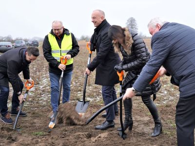 30 grudnia 2021 r. członek Zarządu Województwa Lubuskiego Marcin Jabłoński, wraz ze starostą powiatu międzyrzeckiego Agnieszką Olender i burmistrzem Jarosławem Kaczmarkiem, symbolicznie zainaugurowali budowę obwodnicy Trzciela 