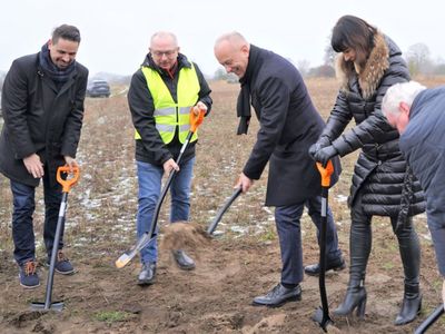 30 grudnia 2021 r. członek Zarządu Województwa Lubuskiego Marcin Jabłoński, wraz ze starostą powiatu międzyrzeckiego Agnieszką Olender i burmistrzem Jarosławem Kaczmarkiem, symbolicznie zainaugurowali budowę obwodnicy Trzciela. W wydarzenie wziął udział także dyrektor Departamentu Infrastruktury i Komunikacji Urzędu Marszałkowskiego Woj. Lubuskiego Sławomir Kotylak. 