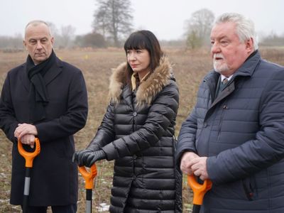 30 grudnia 2021 r. członek Zarządu Województwa Lubuskiego Marcin Jabłoński, wraz ze starostą powiatu międzyrzeckiego Agnieszką Olender i burmistrzem Jarosławem Kaczmarkiem, symbolicznie zainaugurowali budowę obwodnicy Trzciela 