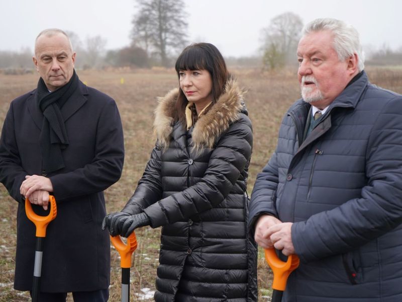 30 grudnia 2021 r. członek Zarządu Województwa Lubuskiego Marcin Jabłoński, wraz ze starostą powiatu międzyrzeckiego Agnieszką Olender i burmistrzem Jarosławem Kaczmarkiem, symbolicznie zainaugurowali budowę obwodnicy Trzciela