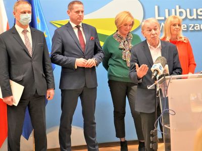 Uczestnicy zwołanej 4 stycznia 2022 roku konferencji prasowej w Sali Kolumnowej Urzędu Marszałkowskiego Województwa Lubuskiego.
