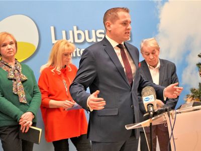 Uczestnicy zwołanej 4 stycznia 2022 roku konferencji prasowej w Sali Kolumnowej Urzędu Marszałkowskiego Województwa Lubuskiego.