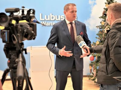 Uczestnicy zwołanej 4 stycznia 2022 roku konferencji prasowej w Sali Kolumnowej Urzędu Marszałkowskiego Województwa Lubuskiego.
