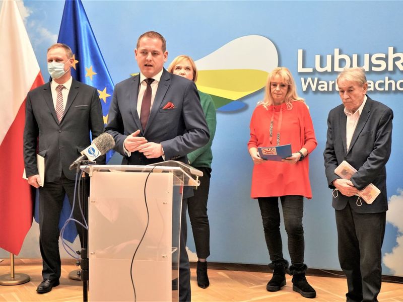 Uczestnicy zwołanej 4 stycznia 2022 roku konferencji prasowej w Sali Kolumnowej Urzędu Marszałkowskiego Województwa Lubuskiego.