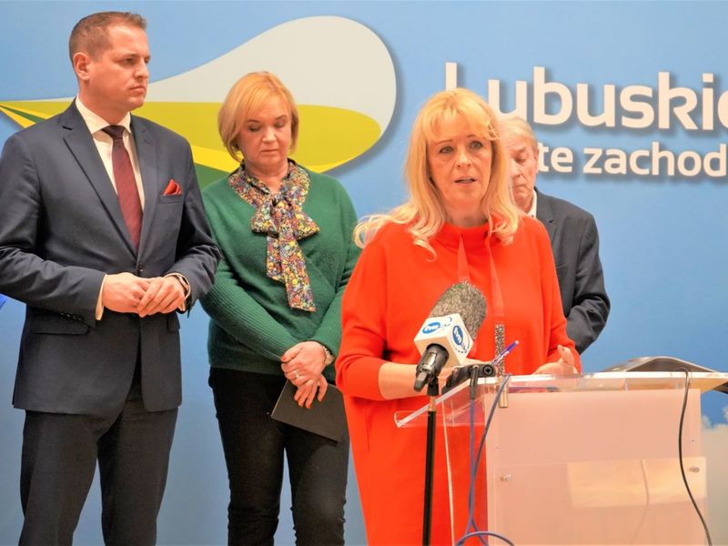 Uczestnicy zwołanej 4 stycznia 2022 roku konferencji prasowej w Sali Kolumnowej Urzędu Marszałkowskiego Województwa Lubuskiego.