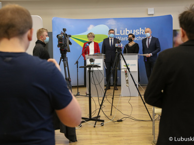 Marszałek Elżbieta Anna Polak (przy mikrofonie), podczas konferencji prasowej w sprawie budowy lubuskich obwodnic. Z tyłu stoją (od lewej): posłowie na Sejm RP Waldemar Sługocki i Krystyna Sibińska oraz członek zarządu woj. lubuskiego Marcin Jabłoński. 