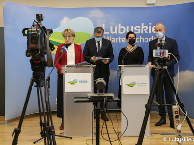 Marszałek Elżbieta Anna Polak (przy mikrofonie) podczas konferencji prasowej w sprawie budowy lubuskich obwodnic. Z tyłu stoją (od lewej): posłowie na Sejm RP Krystyna Sibińska i Waldemar Sługocki oraz członek zarządu woj. lubuskiego Marcin Jabłoński. 