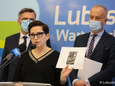 Posłanka na Sejm RP Krystyna Sibińska (przy mikrofonie) podczas konferencji prasowej w sprawie budowy lubuskich obwodnic. Z tyłu (od lewej) poseł na Sejm RP Waldemar Sługocki oraz członek zarządu woj. lubuskiego Marcin Jabłoński. 