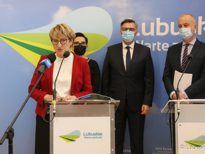 Marszałek Elżbieta Anna Polak (przy mikrofonie), podczas konferencji prasowej w sprawie budowy lubuskich obwodnic. Z tyłu stoją (od lewej): posłowie na Sejm RP Krystyna Sibińska i Waldemar Sługocki oraz członek zarządu woj. lubuskiego Marcin Jabłoński. 