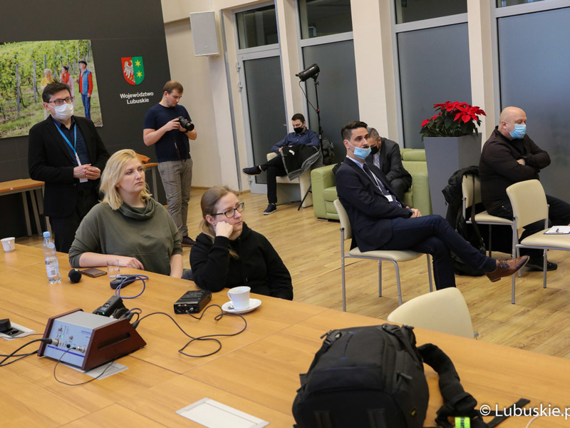 Dziennikarze podczas konferencji prasowej w sprawie budowy lubuskich obwodnic