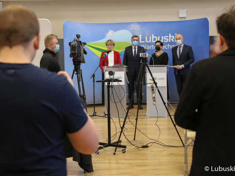 Marszałek Elżbieta Anna Polak (przy mikrofonie), podczas konferencji prasowej w sprawie budowy lubuskich obwodnic. Z tyłu stoją (od lewej): posłowie na Sejm RP Waldemar Sługocki i Krystyna Sibińska oraz członek zarządu woj. lubuskiego Marcin Jabłoński.