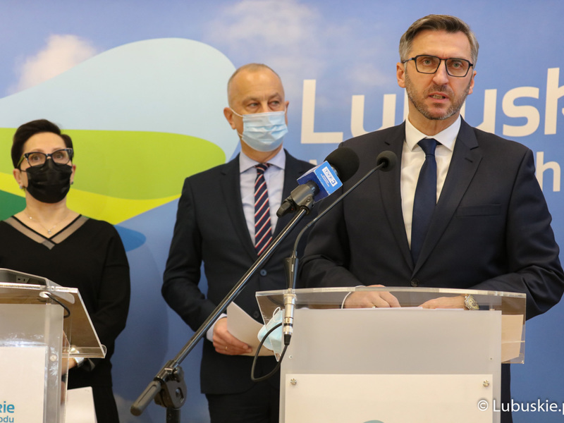Poseł na Sejm RP Waldemar Sługocki (przy mikrofonie) podczas konferencji prasowej w sprawie budowy lubuskich obwodnic. Z tyłu stoją posłanka Krystyna Sibińska oraz członek zarządu woj. lubuskiego Marcin Jabłoński.